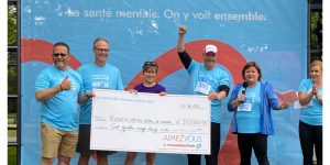 People holding cheque made out to the Montreal General Hospital Foundation during the Pharmaprix Run for Women